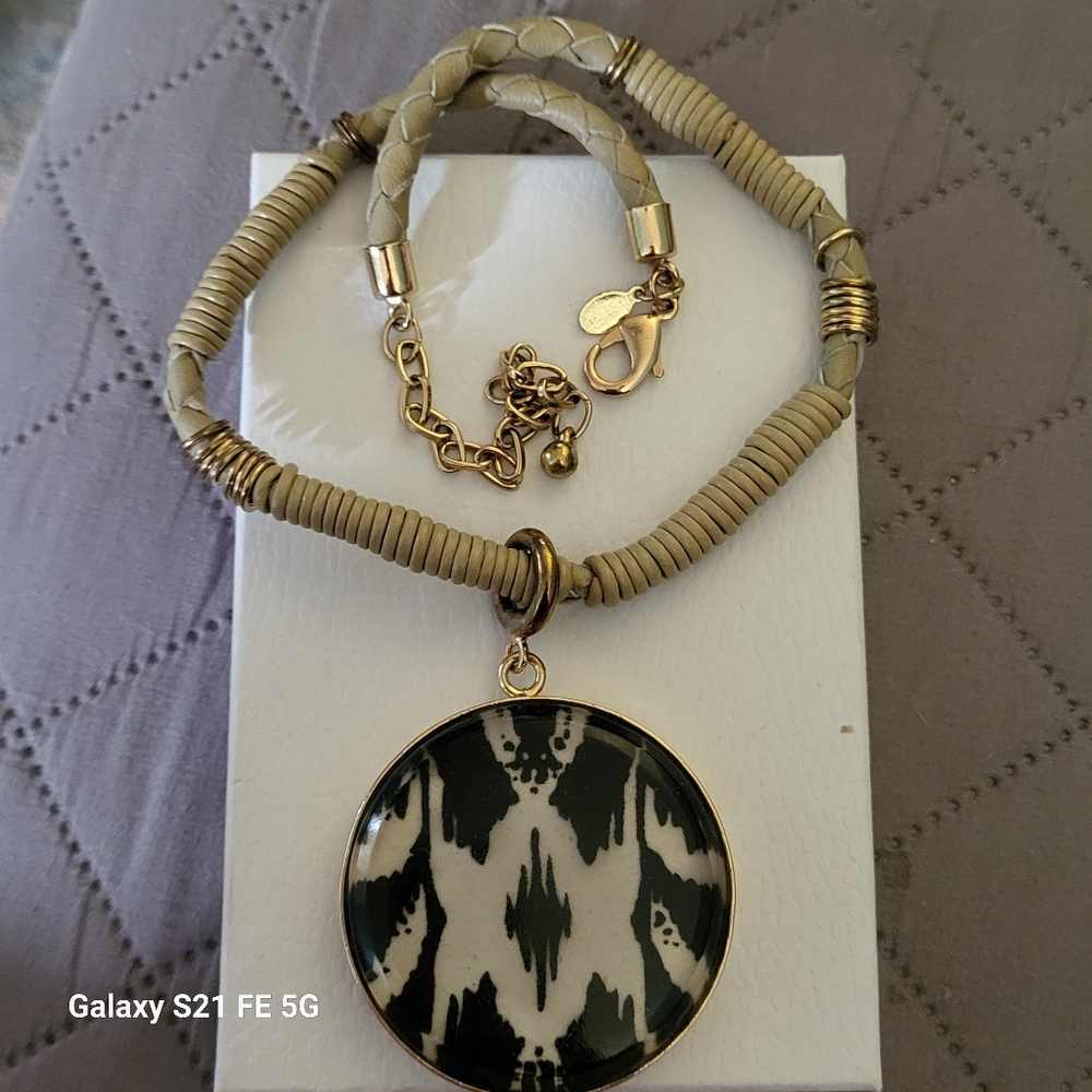 CHICO'S Elegant Gold and Black Pendant Necklace